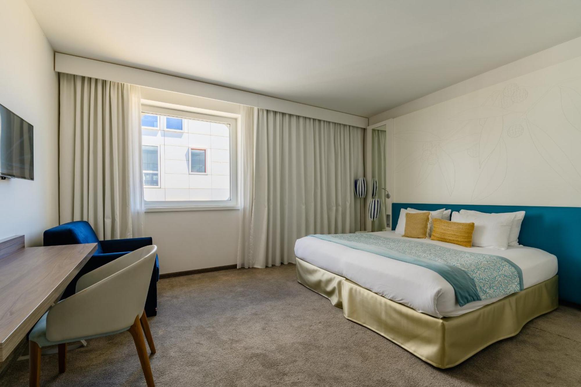 Golden Tulip Marseille Euromed Hotel Екстериор снимка
